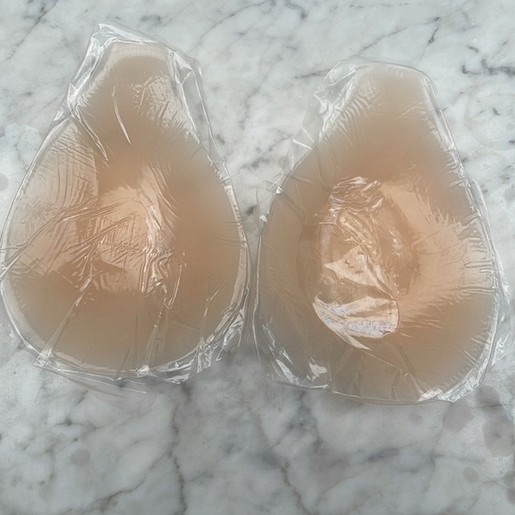 COPY - COPY - NWT women’s silicon invisible lift bra with nipple cover set size… - Picture 6 of 12